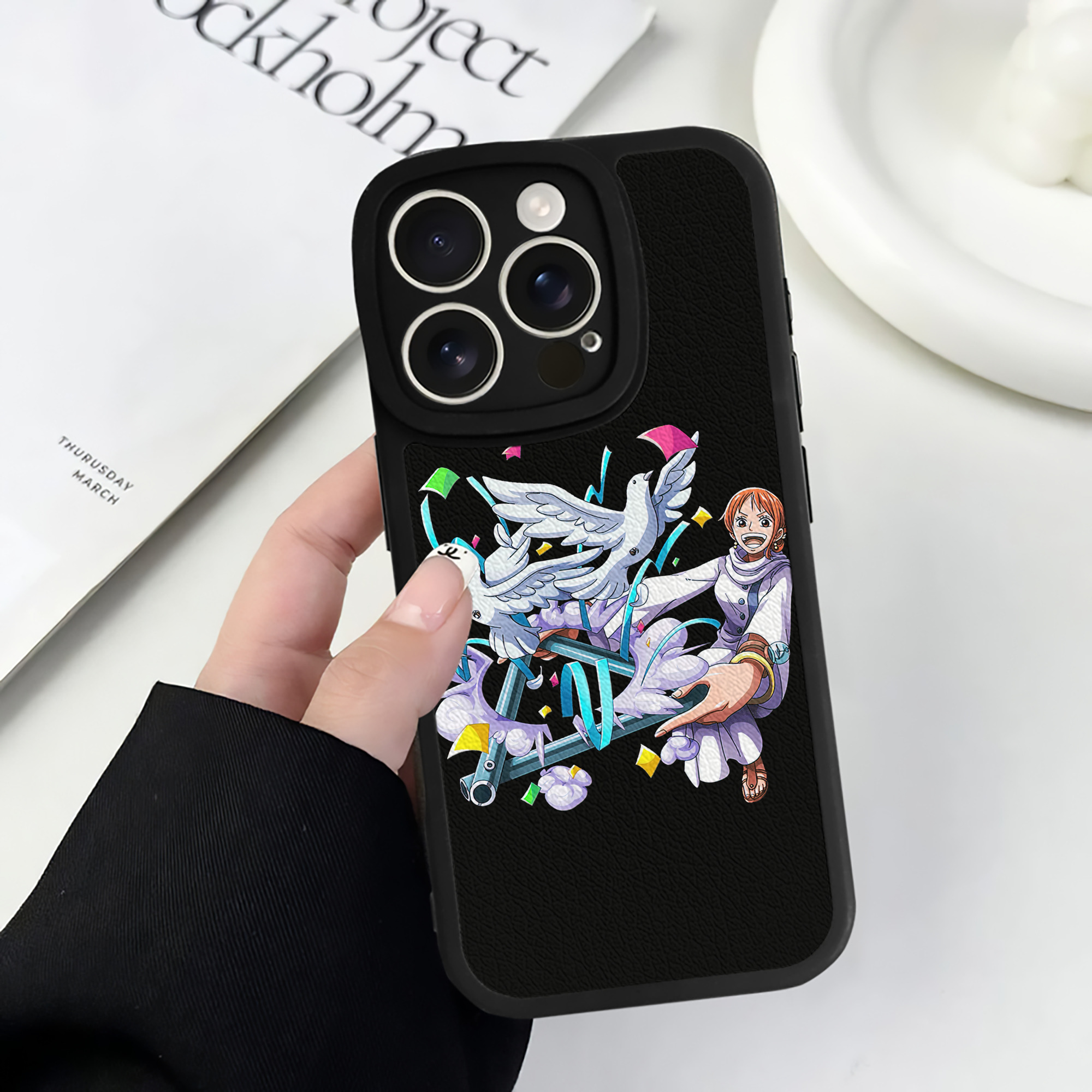 （画像用） ワンピース ナミ ONE PIECE Nami 【iPhone 16シリーズ対応】シリコンスマホケース（レザー調） 材質：シリコン